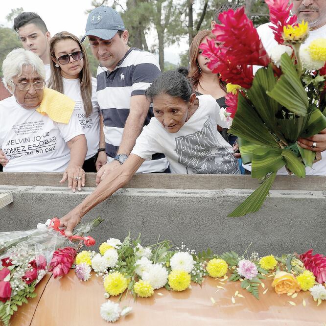 Familiares de un migrante hondureño que murió en un accidente lo enterraron ayer, en San Pedro Sula. Hubo marcha por los connacionales que emigraron. (LUIS ECHEVERRÍA. REUTERS)