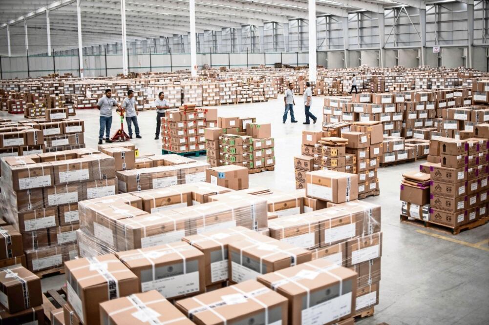 Personal del INE acomoda los paquetes que contienen las boletas electorales para los comicios del 1 de julio próximo. Foto: PEDRO PARDO. AFP