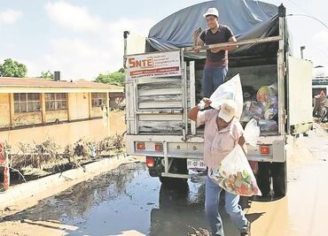 Dona SNTE 12 toneladas de alimentos a afectados por Willa en Nayarit