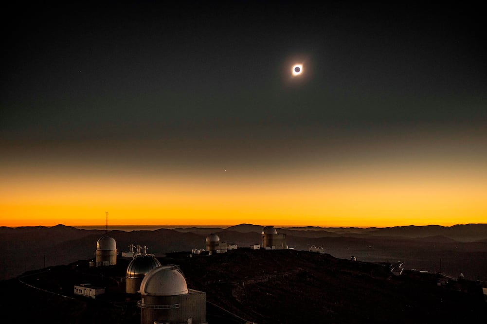 Eclipse solar visto desde el Observatorio La Silla de ESO, en La Higuera, región de Coquimbo, cerca del desierto de Atacama. Foto: Martin Bernetti/AFP