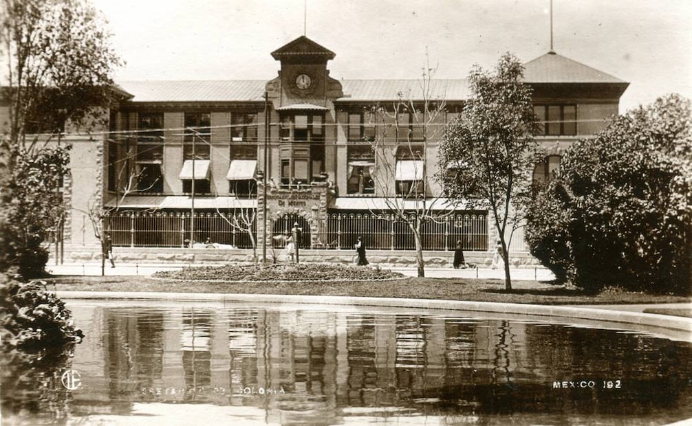 La esquina del Paseo de la Reforma y la Calzada de la Teja, hoy llamada Manuel Villalongín, alrededor de 1920. Al fondo destaca la Estación Colonia; en su lugar hoy está el Monumento a la Madre.  Colección Villasana.