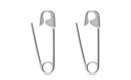 Balenciaga ¡lo hizo de nuevo!: vende aretes en forma de seguro en más de 7 mil pesos