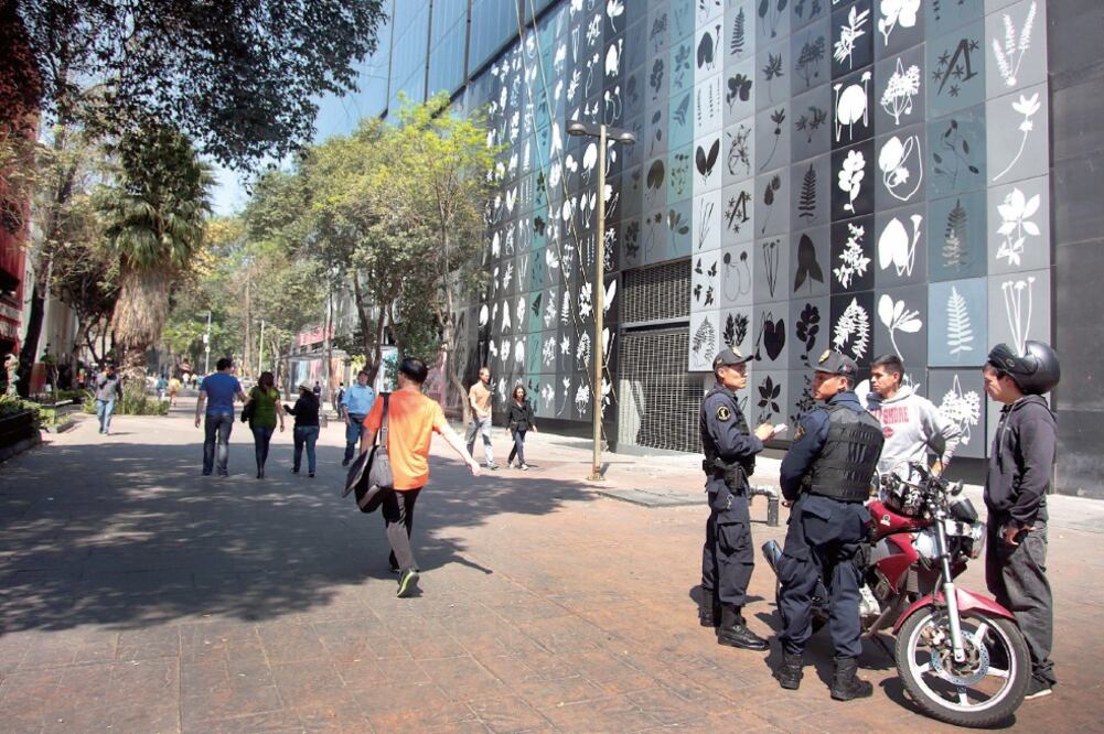 Sólo algunas calles como la esquina de Génova y Paseo de la Reforma lucen sin tanta basura y hay policías que resguardan la seguridad de los paseantes (ARCHIVO EL UNIVERSAL)