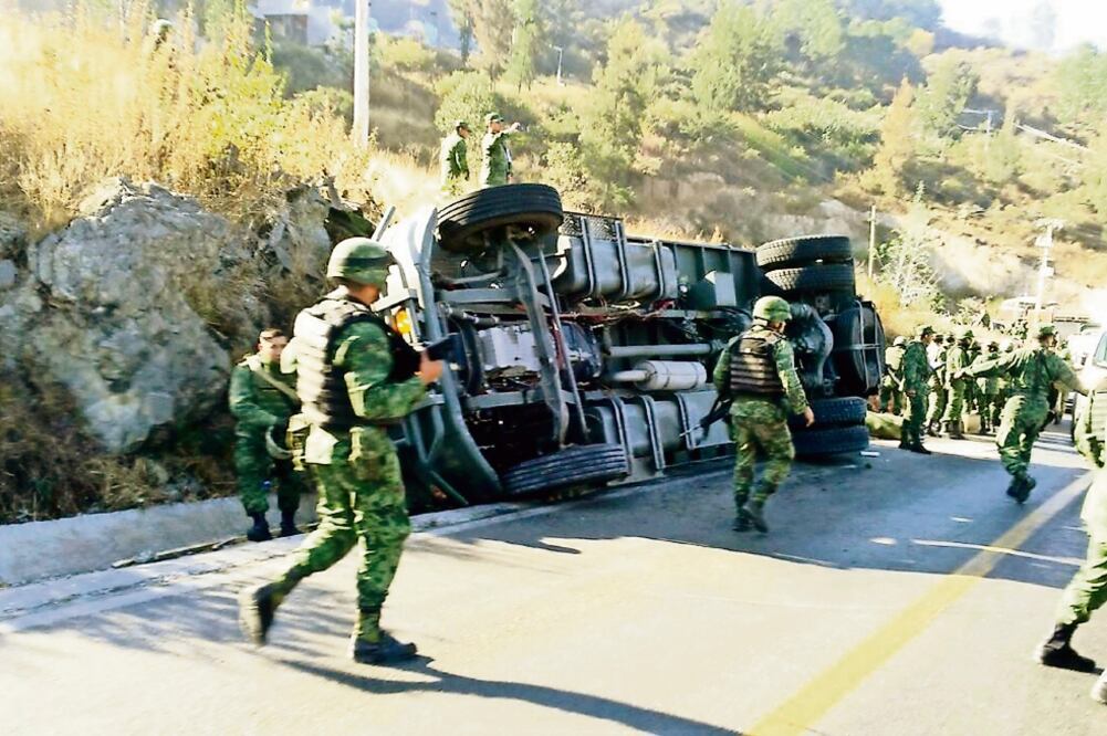 De acuerdo con los primeros reportes, el accidente ocurrió sobre la carretera Morelia-Mil Cumbres, en el municipio de Charo, cerca de la comunidad El Pirul. (SEDENA)