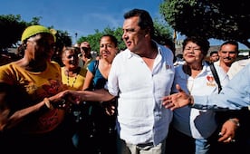Exgobernador Ángel Aguirre transitó del PRI al PRD; “¡asesino!”, así lo recibieron familiares de 43 de Ayotzinapa