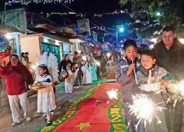 Entre detonación de cohetes y duelo festejan la Navidad
