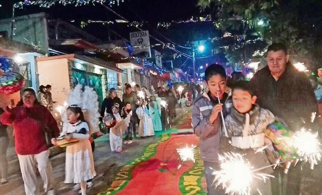 Con luces de bengala y diferentes fuegos de artificio, habitantes de Tultepec recorrieron las calles del pueblo durante la procesión del “Niño Dios”, recordando a las víctimas de la tragedia de hace unos días (CORTESÍA DE DOC PIROTECNIA)