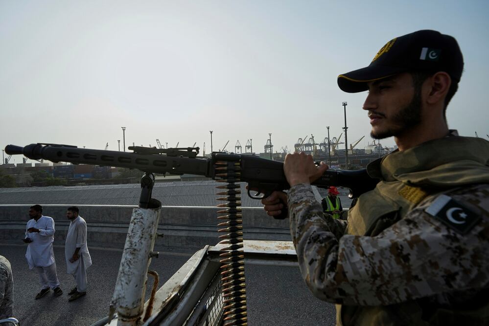 Un soldado paramilitar en alerta sobre un vehículo en la carretera cercana al puerto paquistaní de Karachi, luego de que aumentaron las tensiones militares entre Paquistán e India. Foto: AP