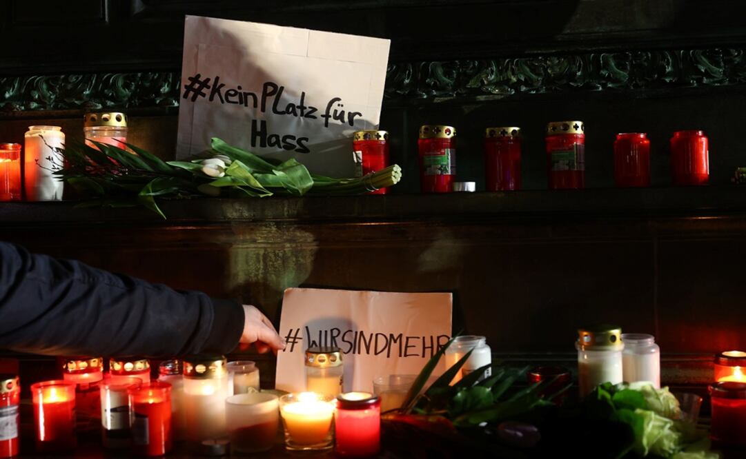 Signs reading "No place for hate" and "We are more" are placed during a vigil for the victims of a shooting in Hanau, near Frankfurt, Germany - Photo: Kai Pfaffenbach/REUTERS