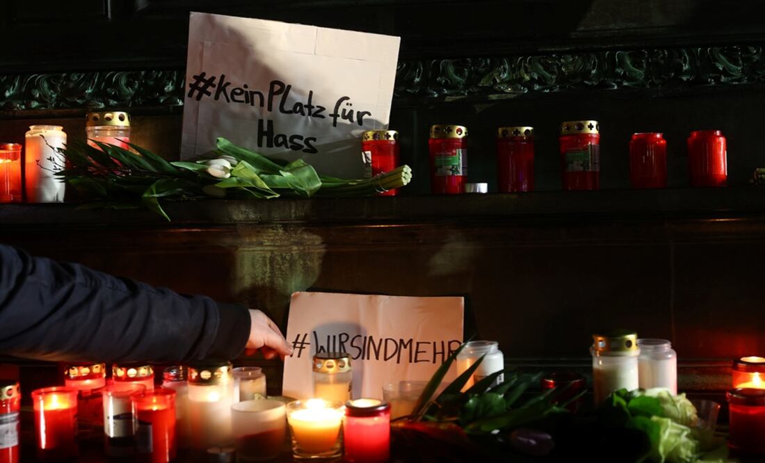 Signs reading "No place for hate" and "We are more" are placed during a vigil for the victims of a shooting in Hanau, near Frankfurt, Germany - Photo: Kai Pfaffenbach/REUTERS