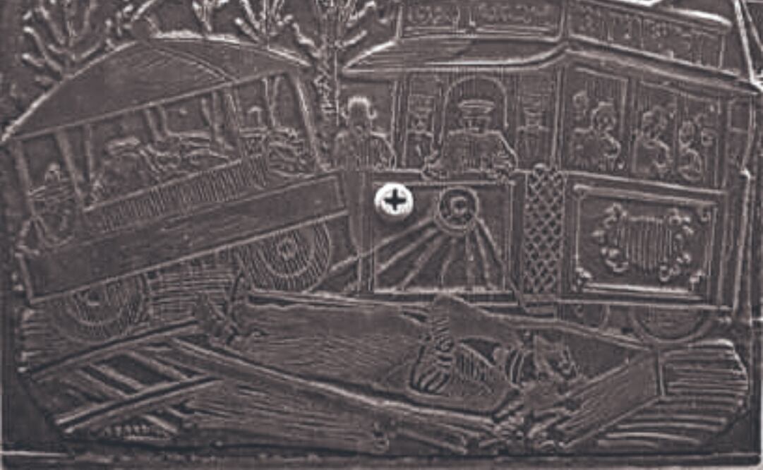 El investigador Agustín Sánchez denunció que la placa Formidable choque de un tranvía fue perforada con un tornillo en un museo de Aguascalientes. Foto Especial