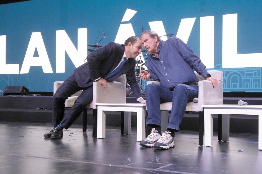 En la 24 Asamblea Nacional del PAN, el presidente del partido, Marko Cortés, y el exmandatario panista Vicente Fox, quien llegó con tenis, hizo un llamado para “cabalgar de nuevo y arrebatarle la mayoría a Morena en la Cámara Baja”. Foto/CARLOS MEJÍA
