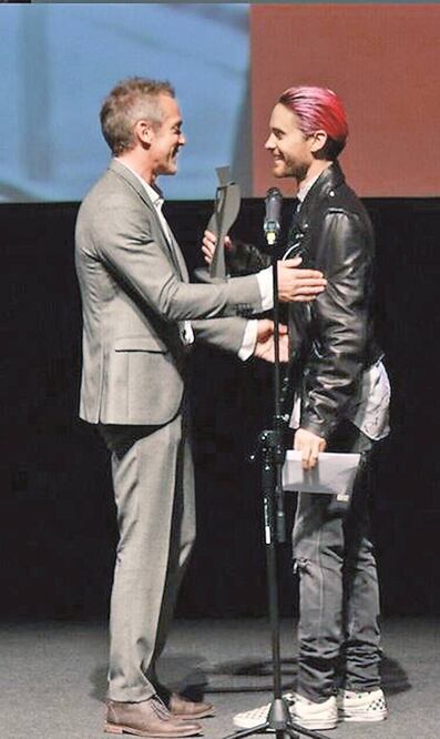 Jared Leto entrega el reconocimeinto al escitor y director canadiense (TOMADA DE TWITTER IMCINE)