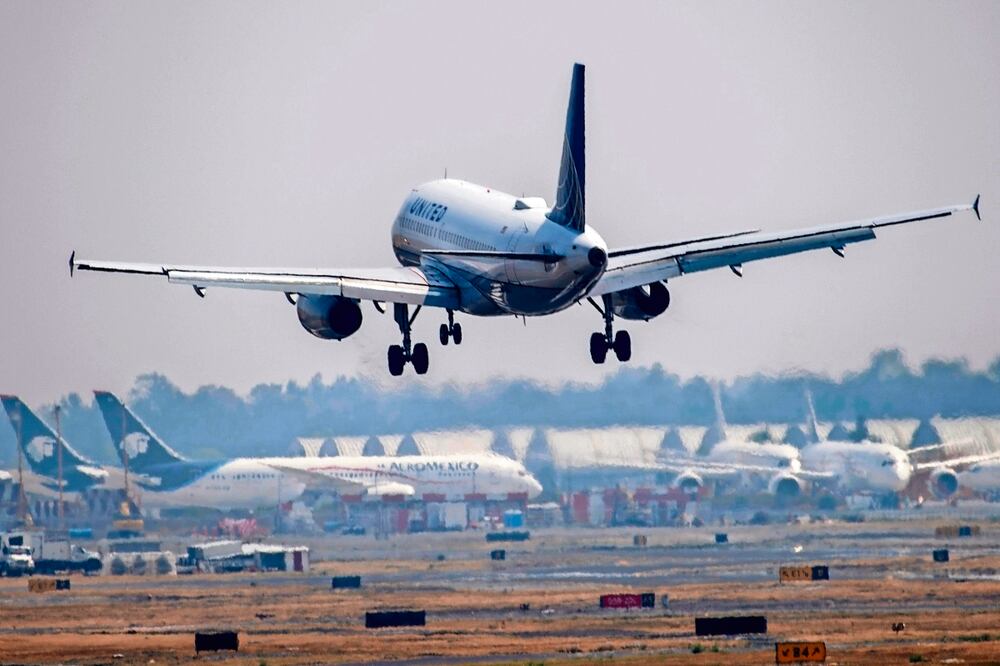 En el tercer trimestre del año, las aerolíneas reducirán 568 mil 264 asientos en el AICM respecto al mismo lapso de 2022.  Foto: Archivo AFP