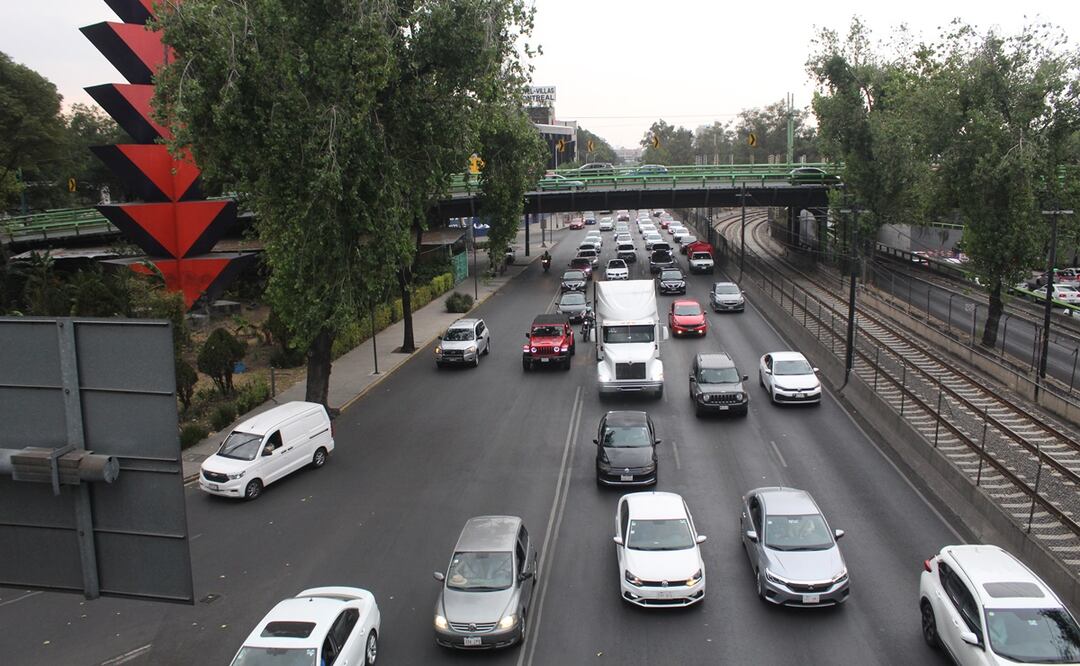 Tráfico intenso en Calzada de Tlalpan para arribar al Estadio Azteca donde hoy hay partido de semifinales. Hoy a las 15hrs se declaró Fase I de Contingencia Ambiental por partículas de Ozono. 
Fotos: Francisco Rodríguez