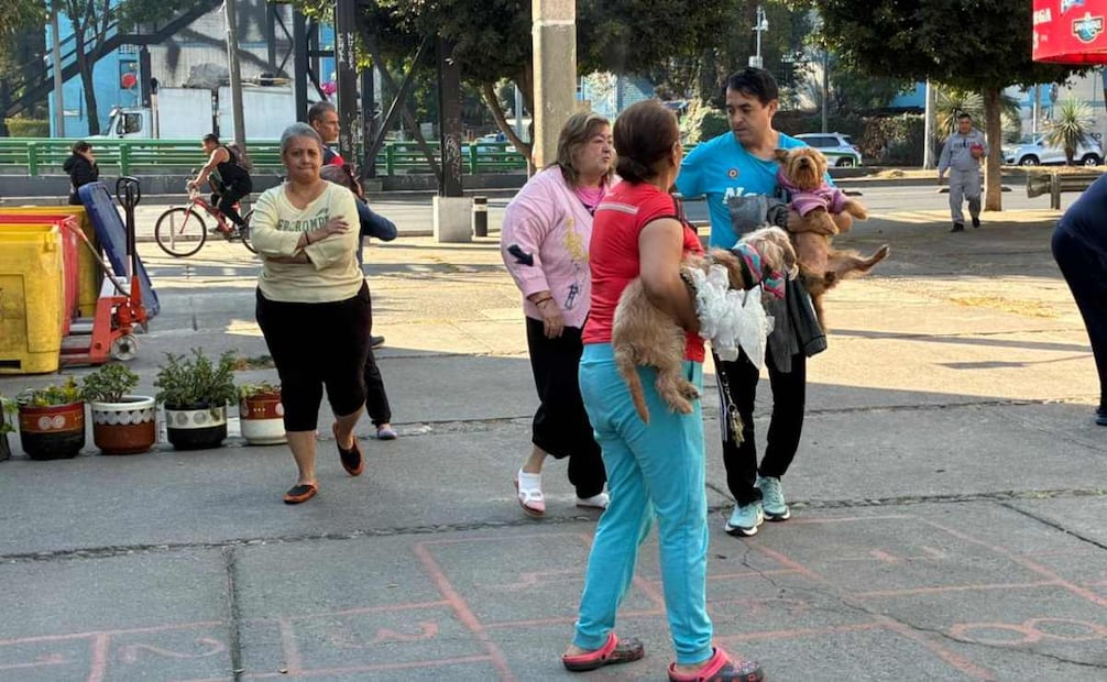 Personas se reúnen tras la activación de la alerta sísmica. (08/02/26) Foto Germán Espinosa/EL UNIVERSAL