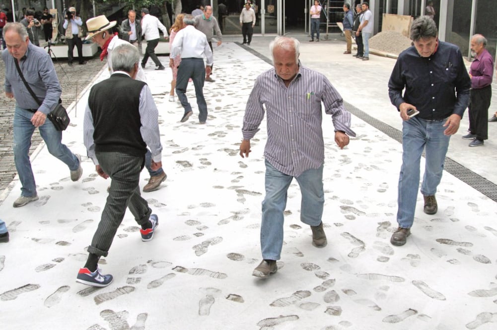 Hombres y mujeres que formaron parte del Movimiento Estudiantil de 1968 plasman sus huellas en el patio del CCUT. (FOTOS: CARLOS MEJÍA. EL UNIVERSAL)