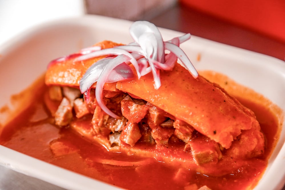 La torta ahogada es el platillo insignia de la gastronomía de Guadalajara, elaborado con birote salado y carnes de cerdo bañadas en salsa de jitomate. Foto: Cortesía de la Oficina de Visitantes y Convenciones de Guadalajara.