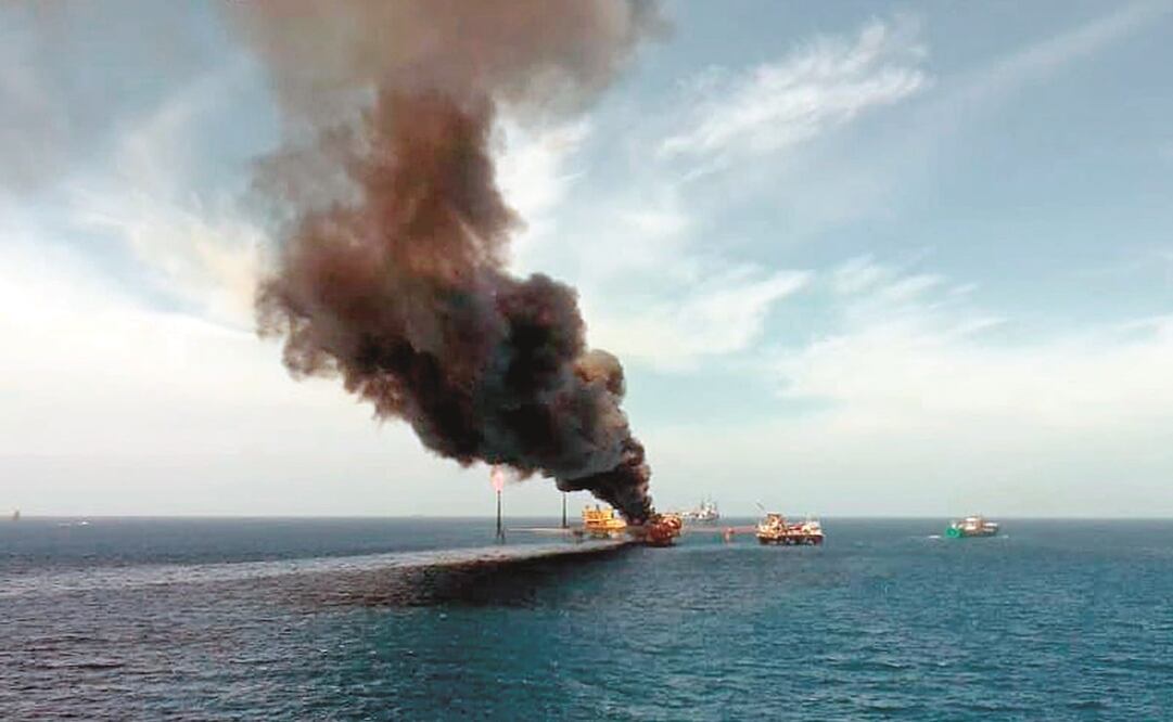 Incendio de una plataforma petrolera en Ciudad del Carmen, Campeche, el 22 de agosto pasado, que dejó cinco muertos. Foto: EFE