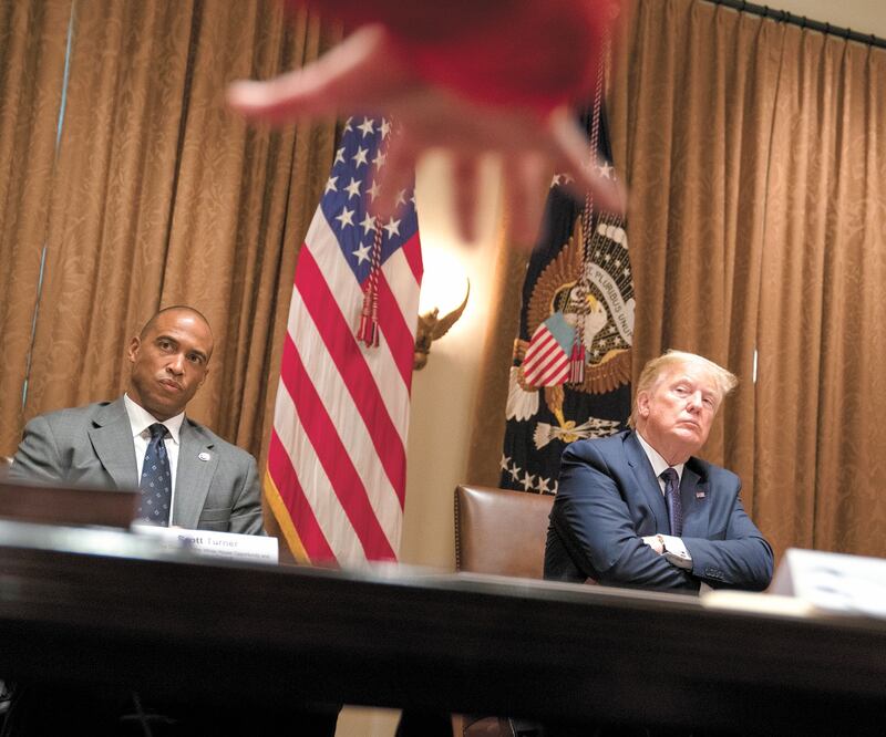 El director ejecutivo del Consejo de Oportunidades de la Casa Blanca, Scott Turner, y el presidente Donald Trump en una reunión sobre el gabinete. EVAN VUCCI. AP