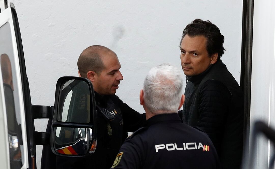 Emilio Lozoya, exdirector ejecutivo de PEMEX, transferido a una camioneta de la Policía española en Marbella / FOTO: AFP