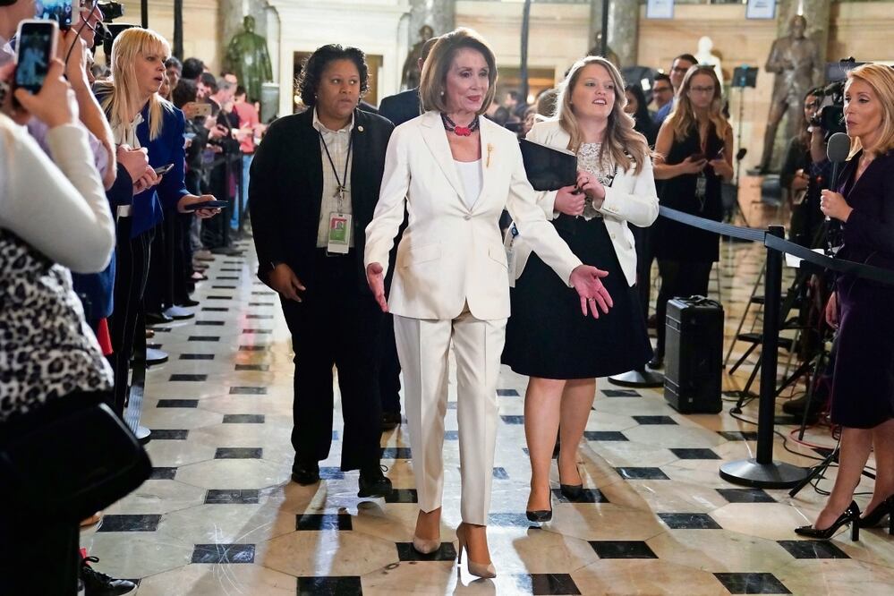 Nancy Pelosi, cuando era la presidenta de la Cámara Baja, al llegar para escuchar el discurso del Estado de la Unión del presidente Donald Trump en el Capitolio en 2019. Foto: de CAROLYN KASTER. AP