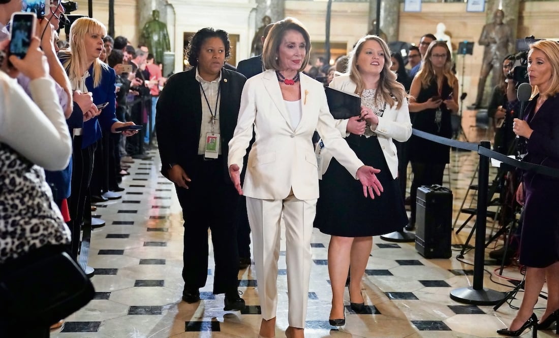 Nancy Pelosi, cuando era la presidenta de la Cámara Baja, al llegar para escuchar el discurso del Estado de la Unión del presidente Donald Trump en el Capitolio en 2019. Foto: de CAROLYN KASTER. AP
