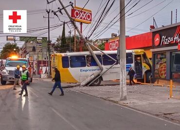 Autobús choca contra Oxxo en Toluca; hay 14 lesionados