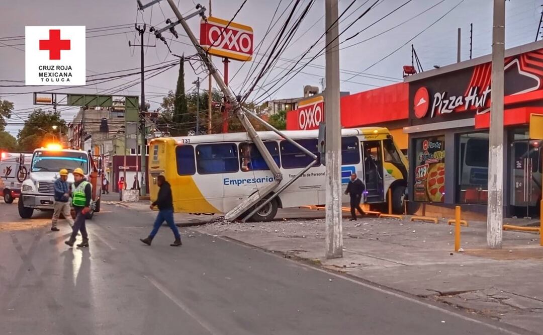 Autobús choca contra Oxxo en Toluca; hay 14 lesionados. Foto: Especial