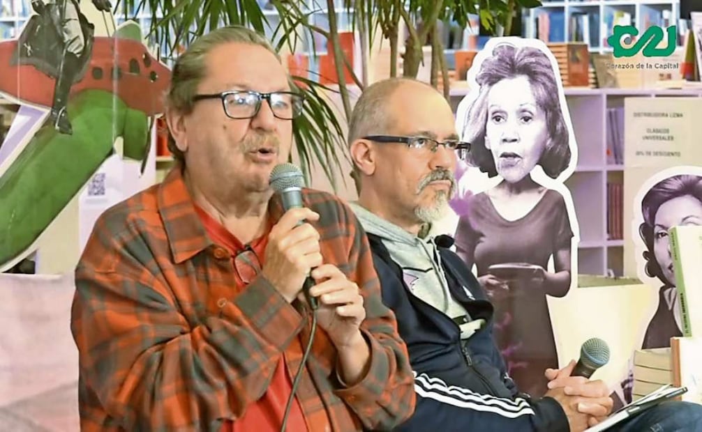 Critican a Paco Ignacio Taibo II, quien “usó a los medios públicos, con
programas, con su rostro... cuando él debería dedicarse a la promoción de la lectura... no es la primera vez que aparece diciendo leperadas”.