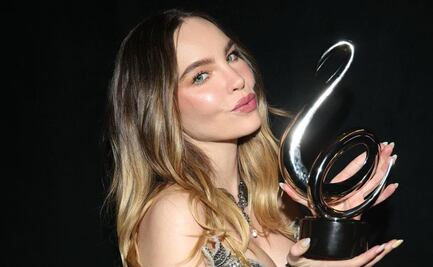 Belinda luce espectacular vestido plateado en Premio Lo Nuestro