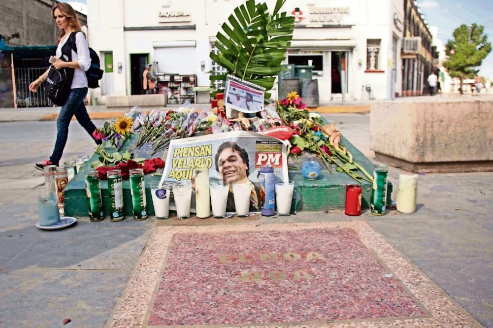 A la salida del bar Noa Noa, fans colocaron flores y veladoras (ALEJANDRO BRINGAS. EFE)