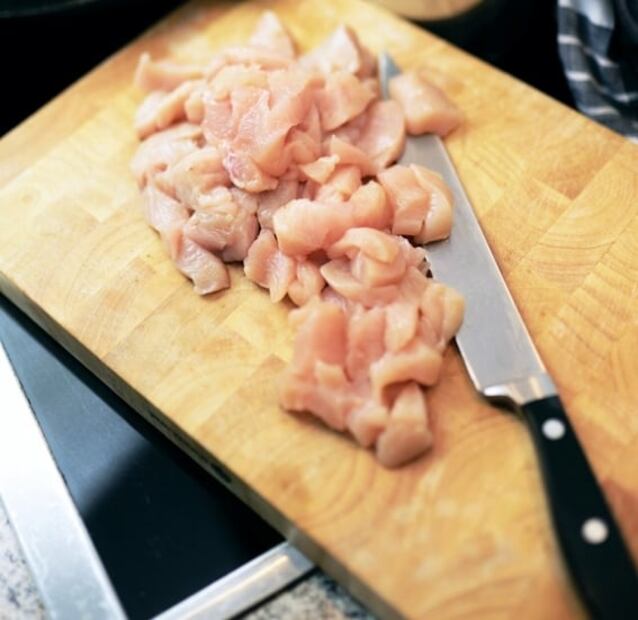 Cuidado con el pollo con rayas blancas