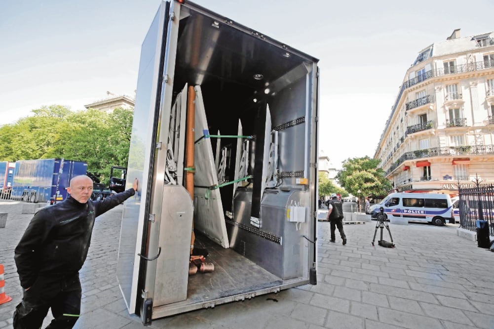 Los 15 lienzos fueron supervisados por un equipo de 50 personas. Foto: PHILIPPE WOJAZER. REUTERS
