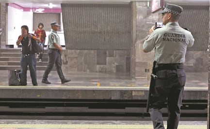 Guardia Nacional graba y toma fotos en el Metro