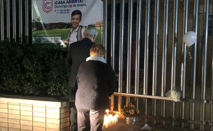 Dejan ofrenda en Colegio Cervantes tras tiroteo 