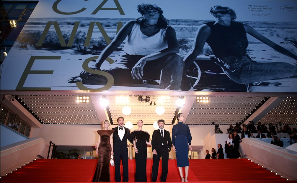 Marina Fois, Javier Bardem, Victoria Luengo, el director Rodrigo Sorogoyen e Isabel Peña después del estreno de "El ser querido" durante el 79º Festival de Cine de Cannes.
Foto: EFE/EPA/CLEMENS BILAN