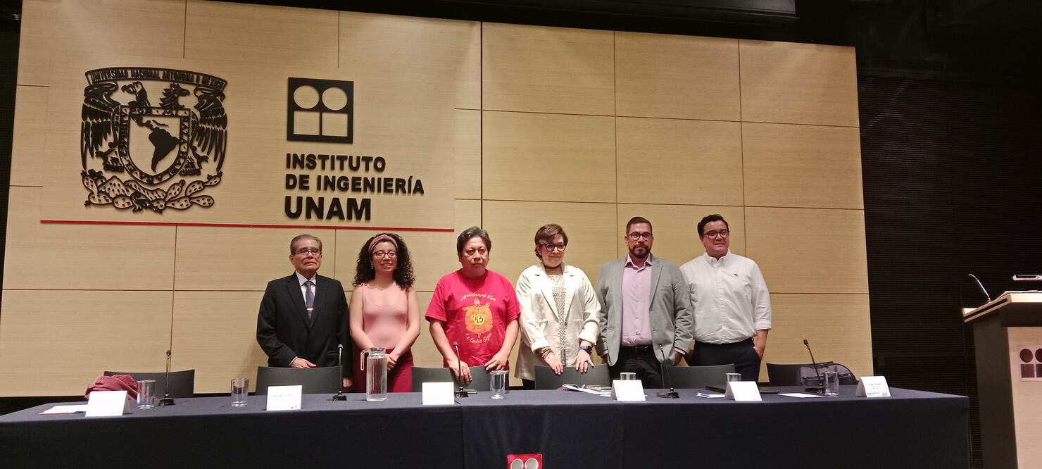 Panelistas en el conversatorio