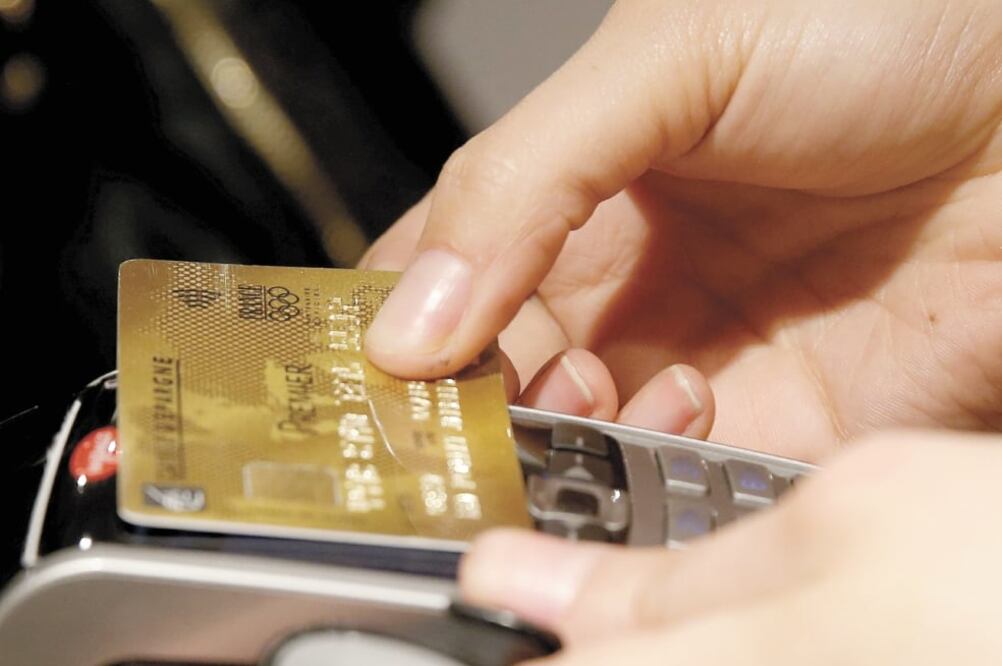 Las tarjetas de crédito registraron un aumento anual de 0.6% y su cartera total se ubicó en 405 mil millones de pesos, según cifras de la CNBV. Foto: ARCHIVO EL UNIVERSAL