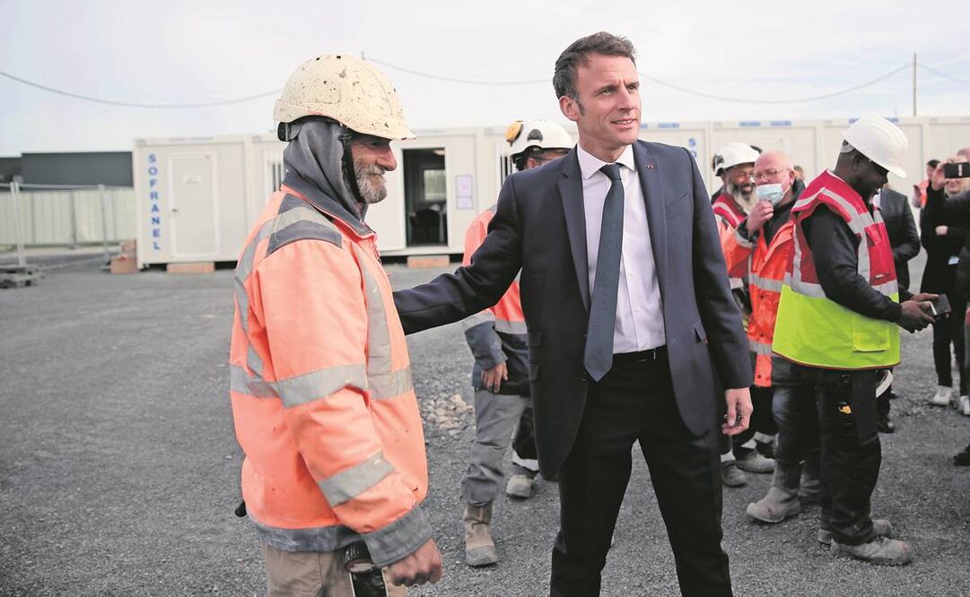 El mandatario Emmanuel Macron se reunió con trabajadores de una obra en construcción de la empresa Log, en Denain, Francia. Foto: Lewis Joly/ EFE.