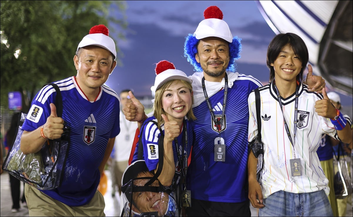 Mundial 2026: Afición de Japón reparte bolsas a mexicanos para limpiar juntos el estadio Monterrey