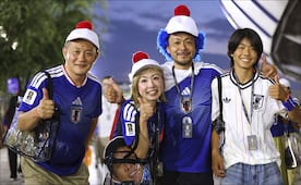 Mundial 2026: Afición de Japón reparte bolsas a mexicanos para limpiar juntos el estadio Monterrey