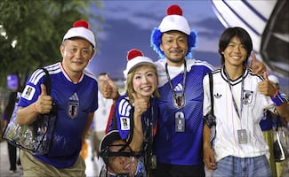 Mundial 2026: Afición de Japón reparte bolsas a mexicanos para limpiar juntos el estadio Monterrey
