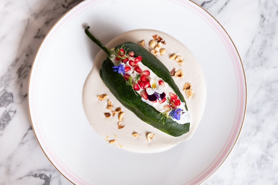 La receta está elaborada con chile poblano relleno de carne de res, acompañado de frutos secos, chabacano, pasa sultana y manzana deshidratada. Foto: cortesía Ladurée