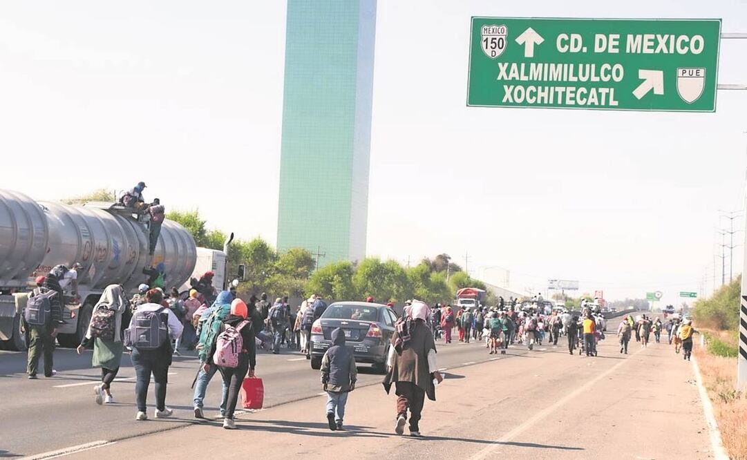 Paso de caravana detiene tráfico en la México-Puebla