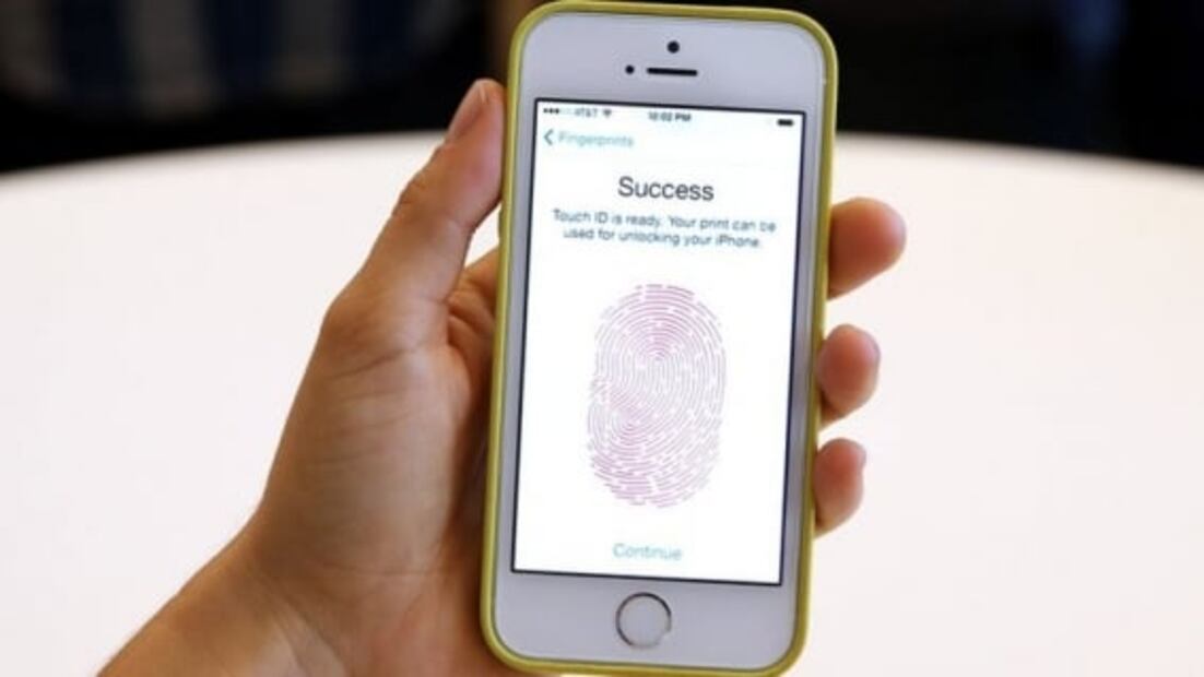 ¿Qué tan fácil es hackearte si muestras tus huellas en una foto?