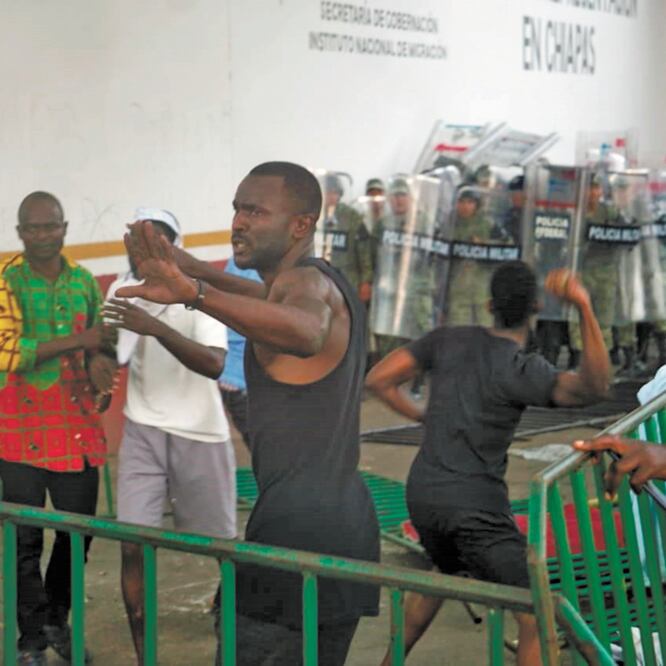 Un grupo de africanos atacó con piedras, palos y botellas de plástico a elementos de la Guardia Nacional y a policías federales. MARÍA DE JESÚS PETERS. EL UNIVERSAL
