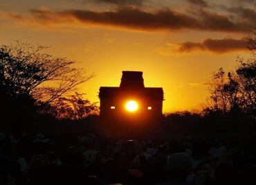Espectáculo de luz y sombra al amanecer en Dzibichaltún, Yucatán
