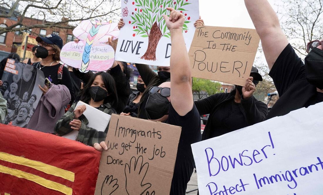 Personas gritan consignas y portan pancartas mientras se reúnen para una manifestación para proteger al Distrito de Columbia como ciudad santuario, en Washington. Foto: AFP