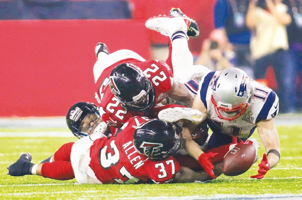 Julian Edelman hizo una inverosímil atrapada en el juego por el título. (PATRICK SEMANSKY. AP)